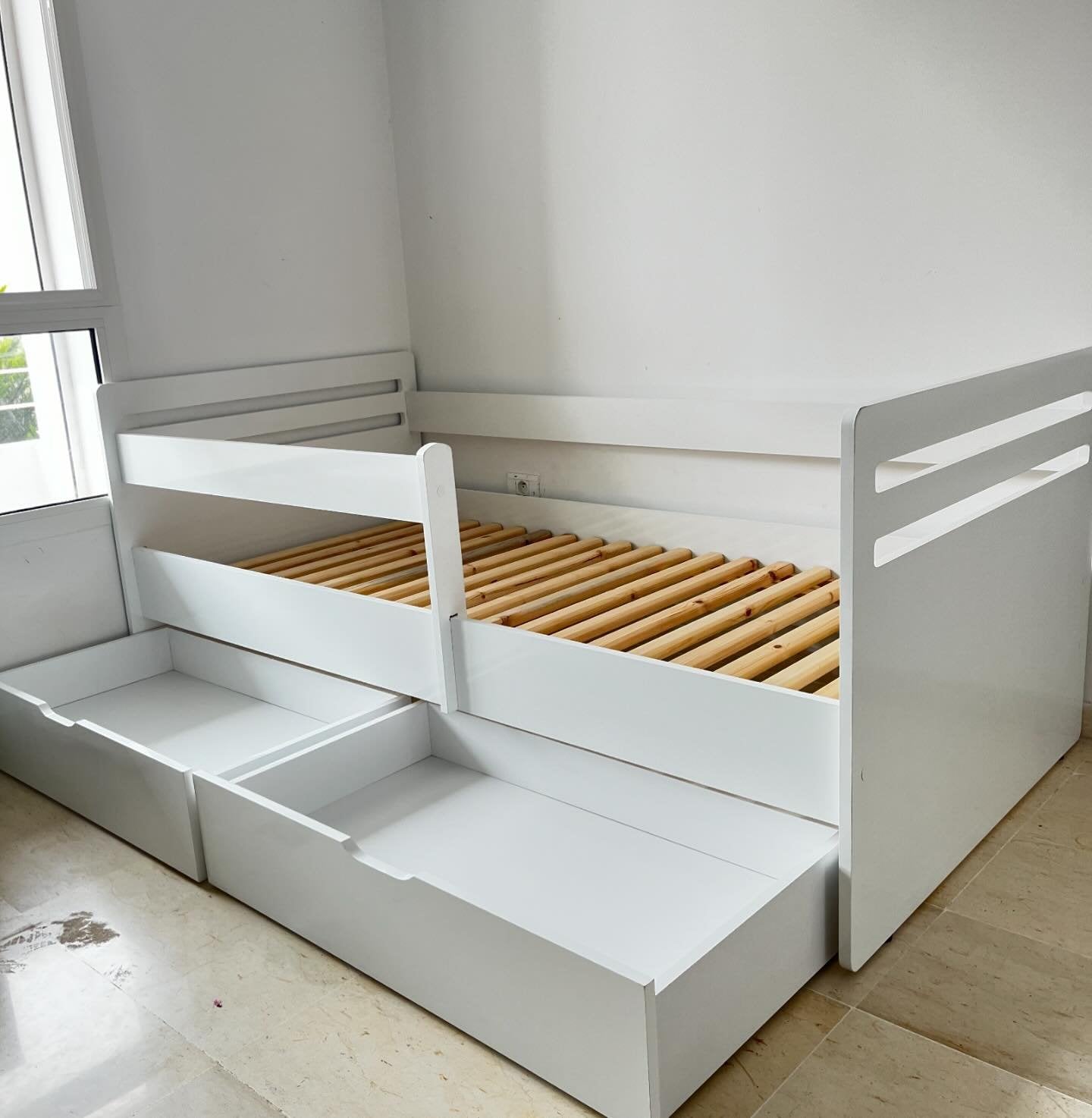 Lit simple d'enfant 90x200 cm lit cabane avec barrières de protection Lit simple d'enfant 90x200 cm lit cabane avec barrières de protection